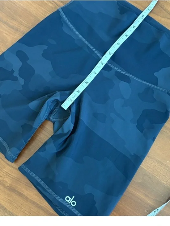 Alo Yoga High Waist Waisted Vapor Shorts In Black Camo 7” Inseam Size XXS - Picture 7 of 8